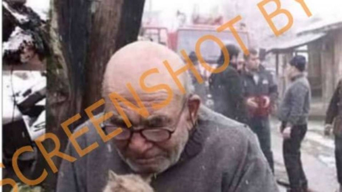 Tangkapan layar (screenshot) sebuah akun Facebook mengunggah foto yang memperlihatkan seorang kakek menggendong seekor kucing yang disertai keterangan bahwa kakek itu menjadi korban serangan Rusia di Ukraina.