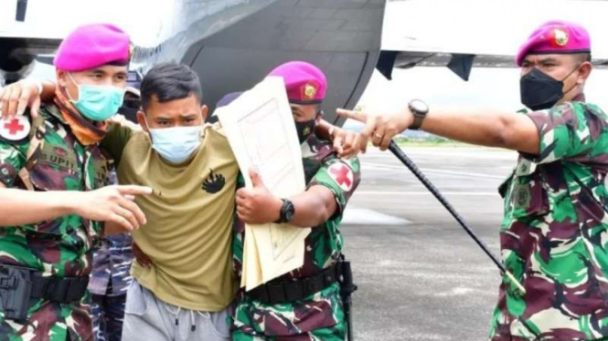 VIVA Militer: 3 Prajurit Marinir korban penyerangan OPM tiba di Kota Sorong