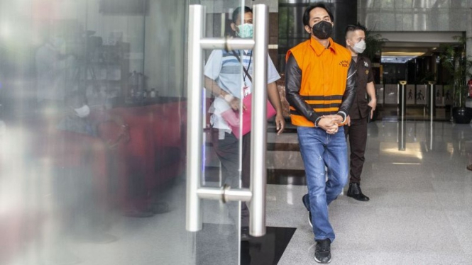 Bupati nonaktif Penajam Paser Utara Abdul Gafur Masud berjalan keluar ruangan usai menjalani pemeriksaan di Gedung KPK, Jakarta, Rabu 16 Februari 2022.