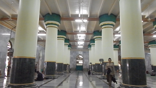 Suasana Salat Berjamaah di Masjid Agung Kauman Semarang