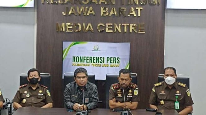 Kepala Kejaksaan Tinggi Jawa Barat Asep N Mulyana dalam konferensi pers di kantornya di Bandung, Kamis, 31 Maret 2022.