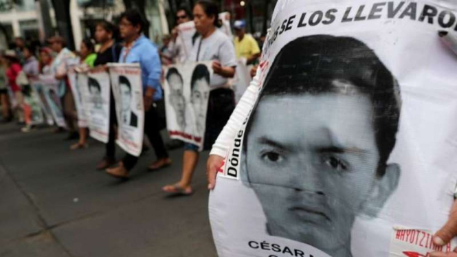 Unjuk rasa memperingati 55 bulan hilangnya 43 mahasiswa Ayotzinapa, Meksiko