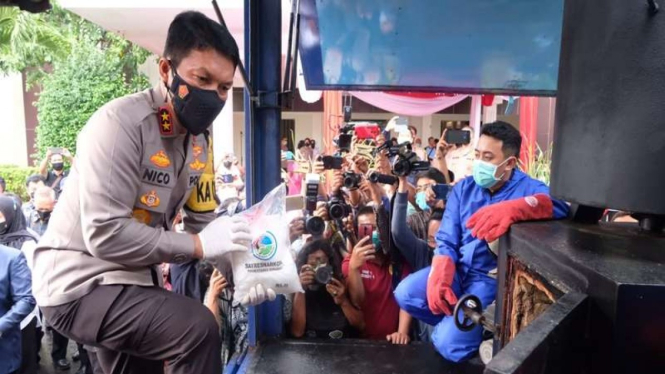 Kapolda Jawa Timur Irjen Nico Afinta memusnahkan barang bukti narkoba