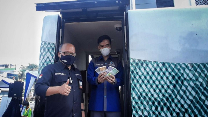 Wali Kota Solo Gibran Rakabuming Raka menukar uang pecahan.
