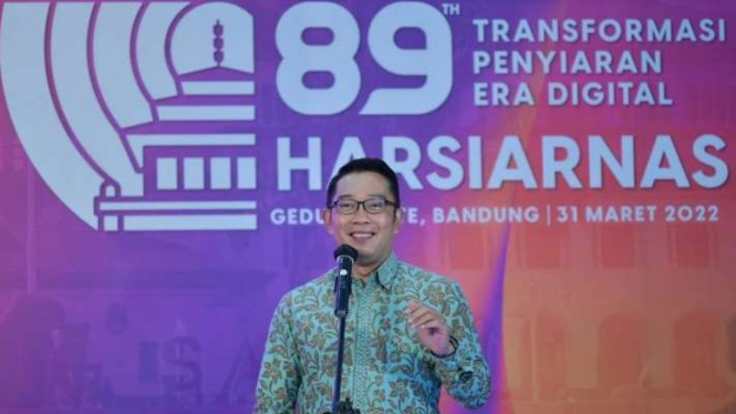 Gubernur Jawa Barat M Ridwan Kamil seusai menghadiri acara ramah tamah Peringatan Hari Penyiaran Nasional ke-89 di Aula Barat Gedung Sate, Bandung, Kamis malam, 31 Maret 2022.