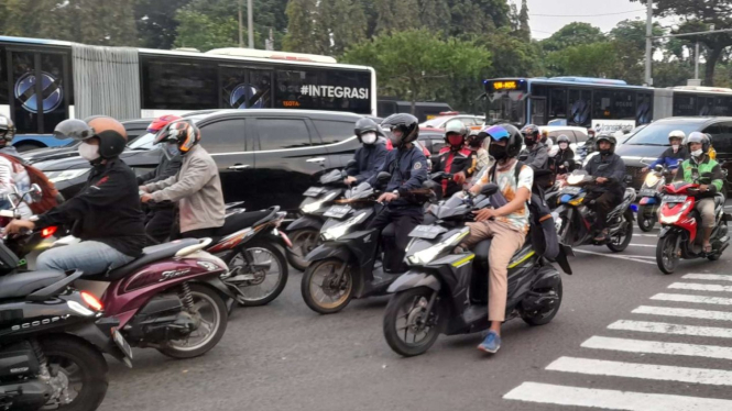 Situasi lalu lintas di sekitar aksi mahasiswa di Simpang Harmoni, Jakarta.