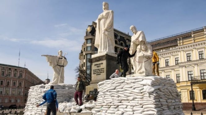 Relawan menutupi monumen Putri Olga, Rasul Andrew, Santo Cyril dan Methodius dengan kantong pasir untuk melindunginya dari kerusakaan saat invasi Rusia di Ukraina.