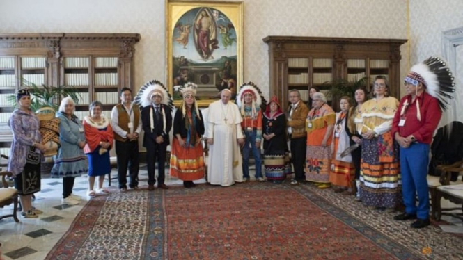 Paus Fransiskus bertemu dengan para delegasi suku pribumi Kanada.