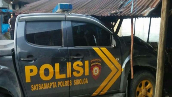 Mobil Dinas Polres Sibolga menabrak rumah warga 