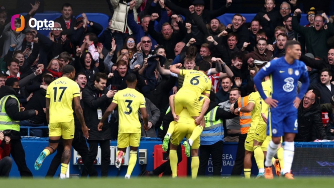 Pemain Brentford merayakan gol ke gawang Chelsea