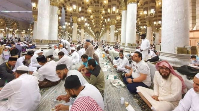 Jemaah umrah yang buka puasa dan sahur di Masjid Nabawi, Madinah, Arab Saudi.