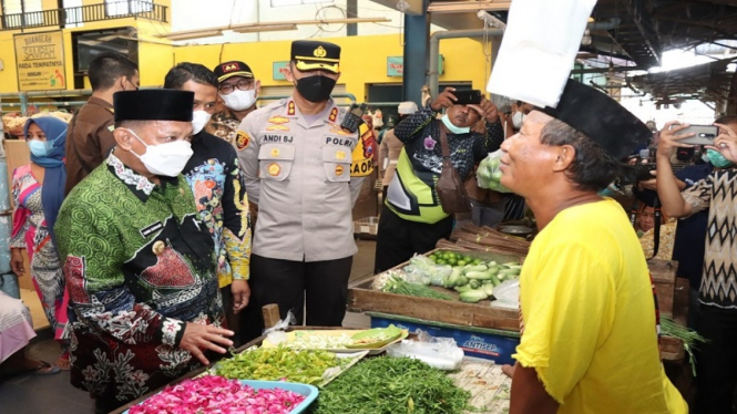 Kapolres Situbondo AKBP Andi Sinjaya mengecek harga pangan di pasar