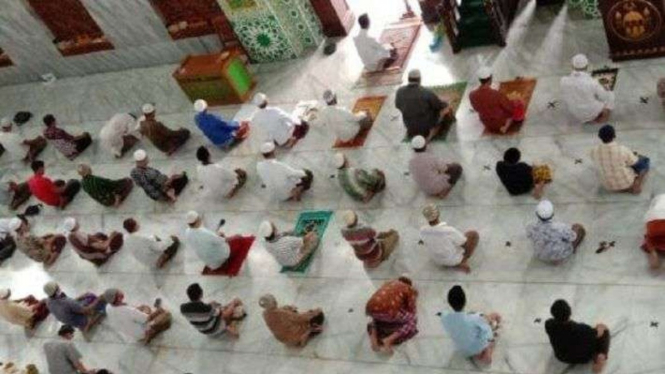 Dokumen - Jemaah salat tarawih di Masjid As-Syuhada, Kabupaten Pamekasan, Jawa Timur.