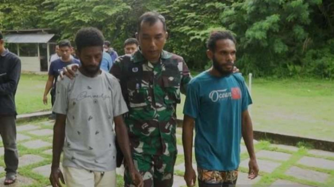 Dua anggota TPNPB-OPM di Kaimana menyerahkan diri kepada aparat TNI Koramil 1804-07/Kambrauw, Kampung Sunua, Distrik Kambrauw, Kabupaten Kaimana, Papua Barat, Sabtu, 2 April 2022.
