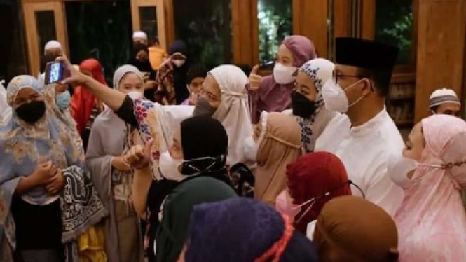 Gubernur DKI Jakarta Anies Baswedan usai tarawih Ramadhan