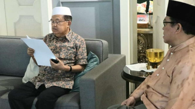 Ketua DMI Jusuf Kalla saat tandatangani SK pemecatan Arief Rosyid.