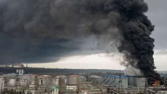 VIVA Militer: Kilang minyak Ukraina di Odessa meledak dihantam rudal Rusia