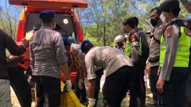 Polisi mengevakuasi mayat seorang warga negara asal Inggris yang ditemukan tergeletak di Jalur Sungai Tempat Pembuangan Akhir (TPA) Suwung, daerah Serangan, Denpasar, Bali, Minggu siang, 3 April 2022.