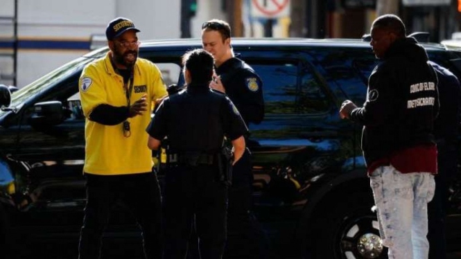 Frank Turner, ayah dari DeVazia Turner, 29 tahun, yang tewas dalam penembakan dini hari di kawasan dekat arena Golden 1 Center, berbicara dengan petugas polisi, di Sacramento, California, AS, 3 April 2022.