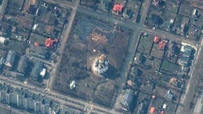 Gambar satelit menunjukkan situs kuburan dengan parit sepanjang sekitar 45 kaki (sekitar 13,7 meter) di bagian barat daya lahan Gereja St. Andrew & Pyervozvannoho All Saints, di Bucha, Ukraina, 31 Maret 2022.