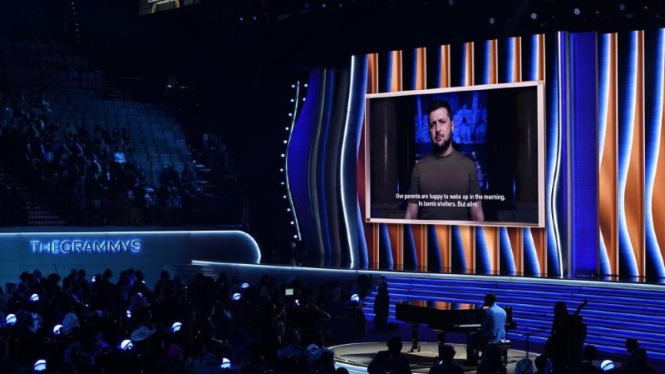 Presiden Ukraina, Volodymyr Zelensky, muncul dalam pesan video di Grammy Awards.