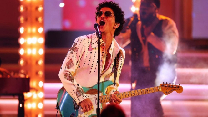 Bruno Mars dengan grupnya Silk Sonic di Grammy 2022.