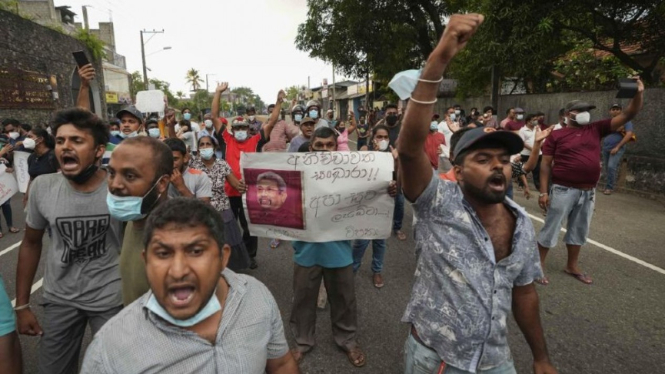 Para pengunjuk rasa turun ke jalan menuntut pengunduran diri pemerintah Sri Lanka.