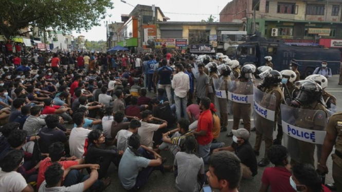 Para pengunjuk rasa turun ke jalan menuntut pengunduran diri pemerintah Sri Lanka.