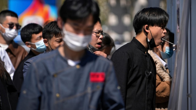 Praktis seluruh kota Shanghai mengalami lockdown, meski pihak berwenang sebelumnya mengatakan tidak akan menutup kota tersebut. (AP: Andy Wong)