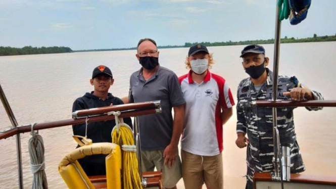 VIVA Militer: TNI AL selamatkan 2 WN Australia yang kapalnya dihantam badai