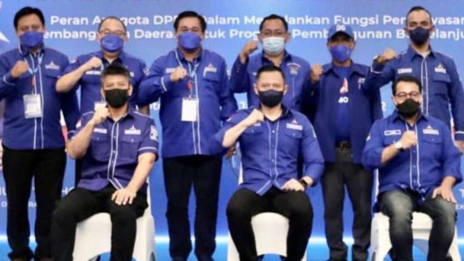 Anggota Fraksi Demokrat Kota Tangerang, Gunawan Dewantoro, (belakang kanan).
