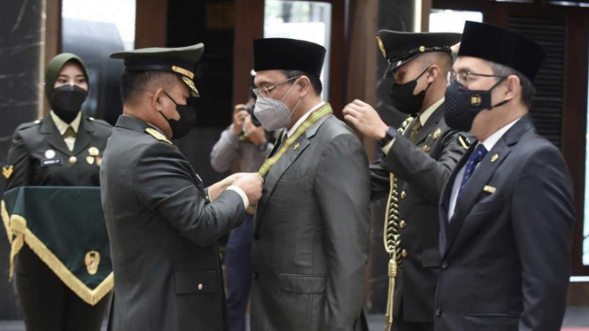 VIVA Militer: KSAD Jenderal Dudung berikan Bintang Kehormatan ke pimpinan BPK RI