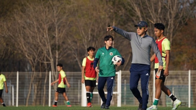 Shin Tae-yong saat memimpin latihan Timnas Indonesia U-19