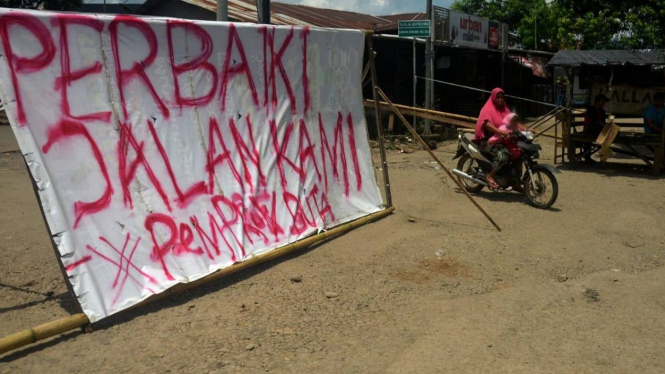 Warga Pattallassang Gowa Blokade Jalan Provinsi di Bu'rung-bu'rung