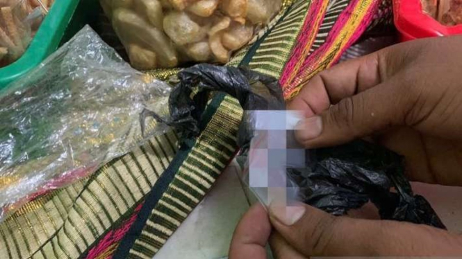 Polisi menunjukkan poketan narkoba sabu-sabu dalam klip plastik bening yang ditemukan dari penggeledahan lapak dagang camilan milik terduga pelaku berinisial Y di Karang Bagu, Mataram, Nusa Tenggara Barat, Senin, 4 April 2022.