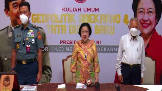 Ketua Umum PDIP Megawati Soekarnoputri (tengah)