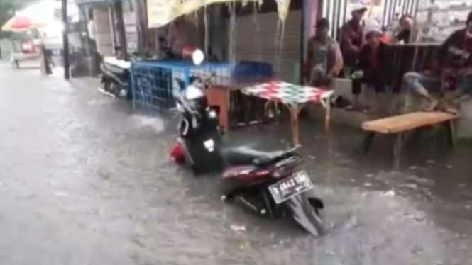 Banjir 1 meter landa jalan di Duren Sawit, Jakarta, Selasa, 5 April 2022.