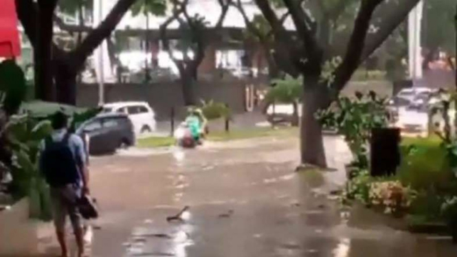 Kawasan pusat Perbelanjaan Lippo dikepung banjir.