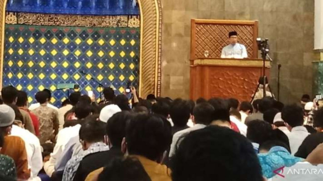 Gubernur Jawa Barat M. Ridwan Kamil saat menjadi penceramah menjeleng salat tarawih di Masjid Kampus Universitas Gadjah Mada (UGM) Yogyakarta, Selasa malam, 5 April 2022.