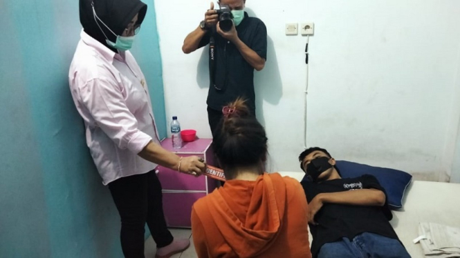 Reka ulang adegan penggerebekan salon pijat plus di Mataram, Lombok NTB