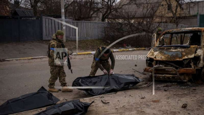 Tentara Ukraina mengevakuasi sejumlah jenazah masih tersisa di Kota Bucha