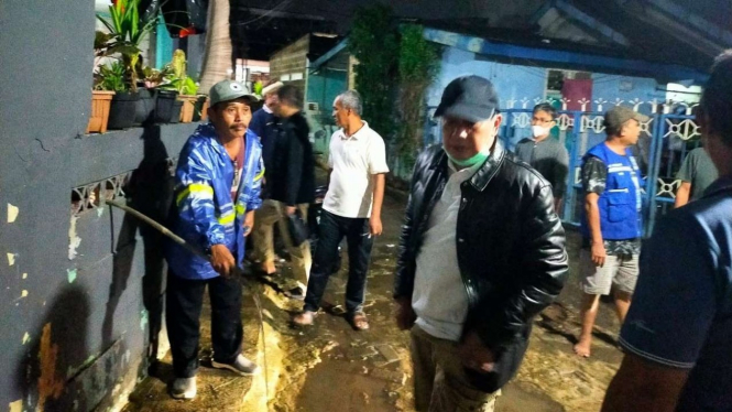 Sekretaris Daerah Kabupaten Tangerang Maesyal Rasyid meninjau lokasi banjir.