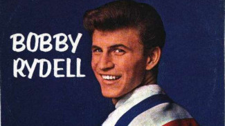 Penyanyi AS Bobby Rydell Meninggal Dunia Akibat Pneumonia