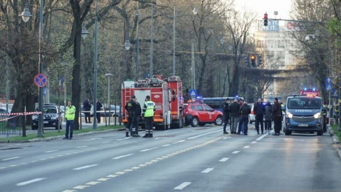 Petugas polisi berjaga saat penyidik TKP memeriksa area tempat sebuah mobil menabrak gerbang Kedutaan Besar Rusia di Bucharest, Romania, 6 April 2022.