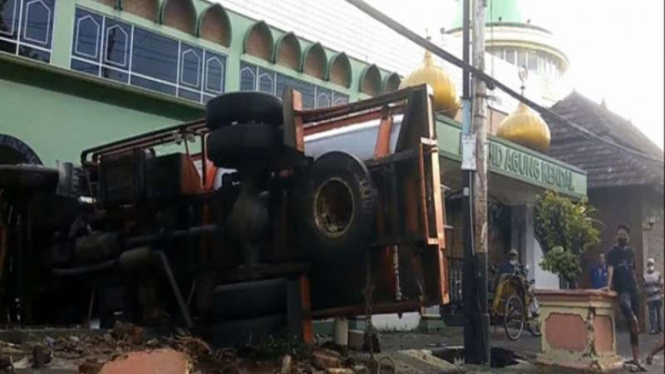 Truk tangki oleng dan menabrak pagar Masjid Agung Kendal Jawa Tengah