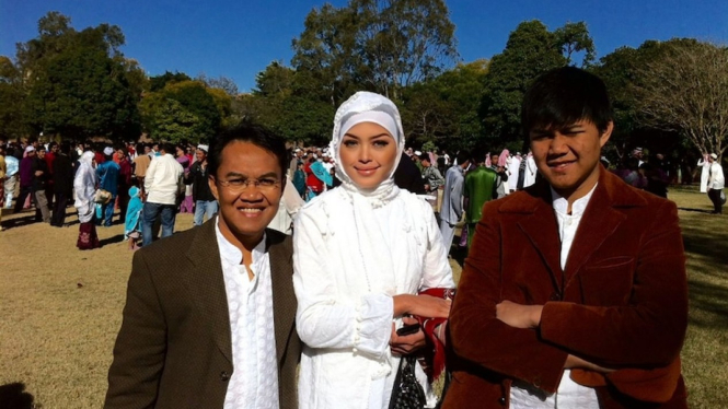 Ian, Ani dan Ilham dari keluarga Lutfian sudah tak sabar lagi dengan rencana berlibur ke Indonesia. (Supplied)