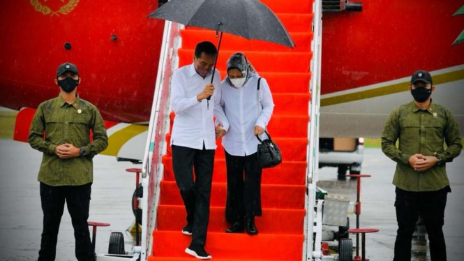 Hujan Turun Saat Presiden Jokowi dan Iriana Tiba di Jambi