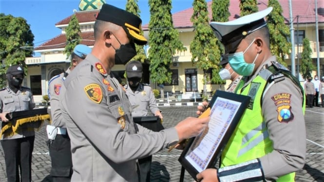 Kapolres Situbondo AKBP Andi Sinjaya kasih penghargaan ke anak buah