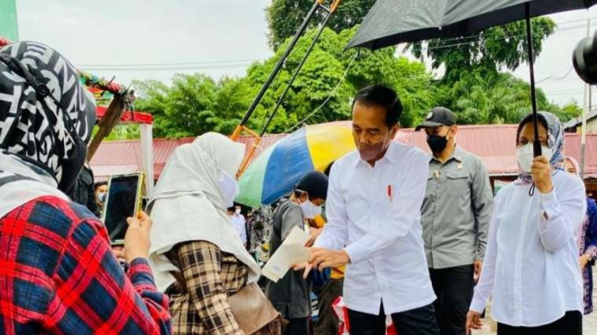 Jokowi bagikan BLT Minyak Goreng ke pedagangan kaki lima Jambi.