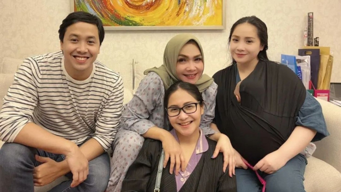 Rieta Amilia dan Anak-anaknya